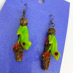 Adorable Green Tree Frog Quirky Dangle Earrings 🐸